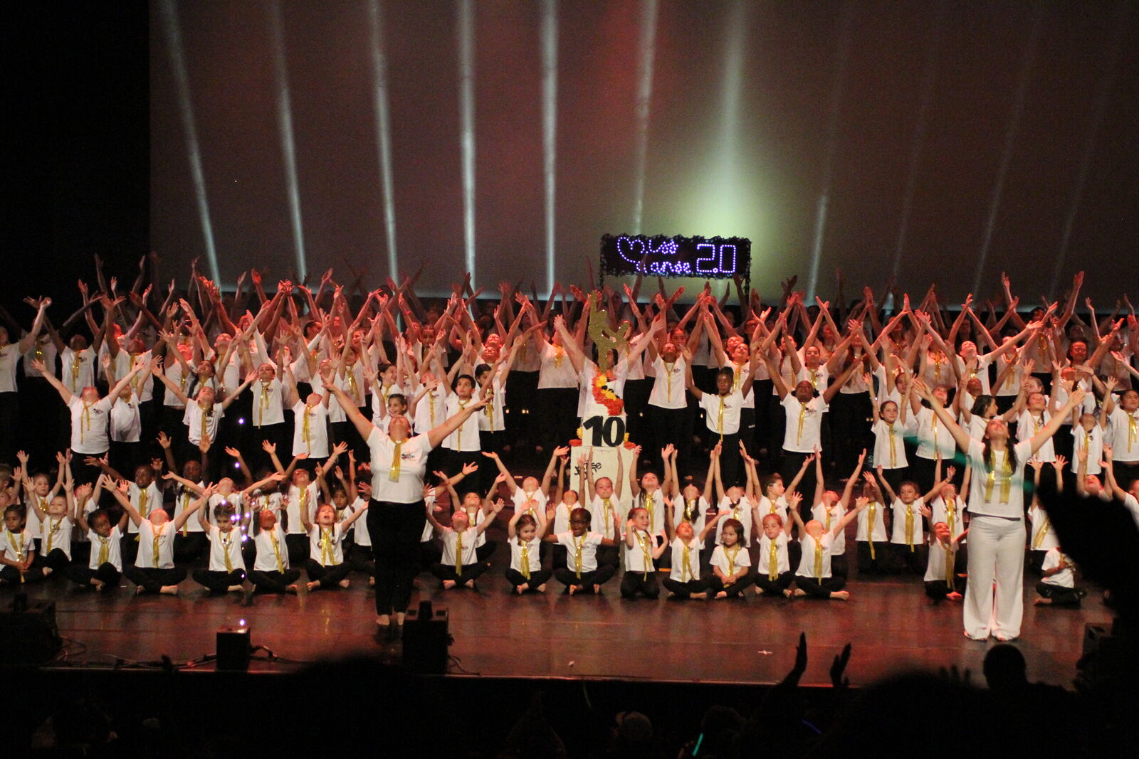 Final du spectacle Jazzdanse 2026 avec tous les groupes sur scène