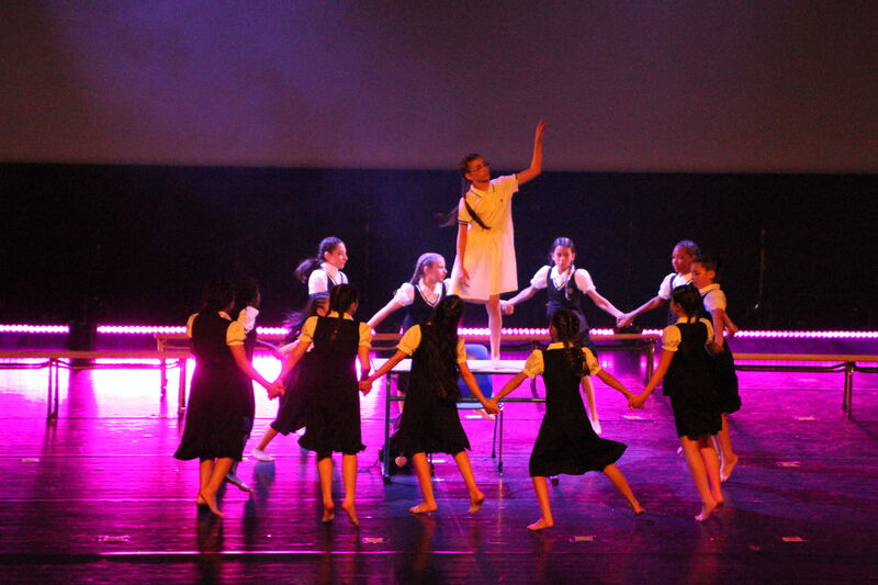 Jeunes danseuses en ronde sur scène - Spectacle 2026